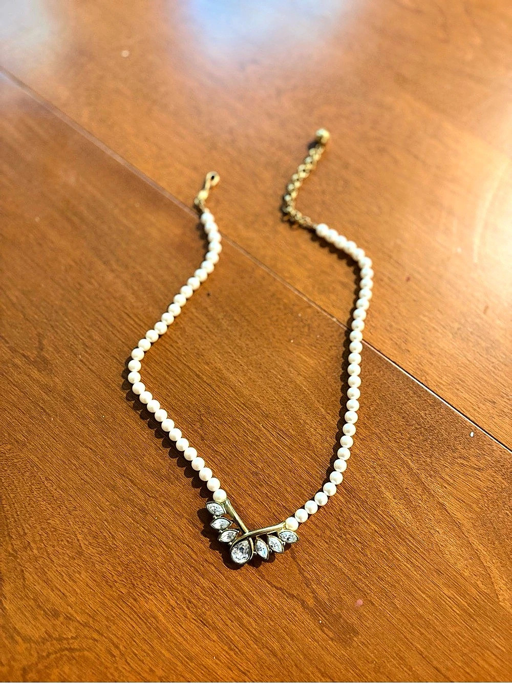 Pearl Pendant Necklace in White & Gold Like New - Picture 2 of 2